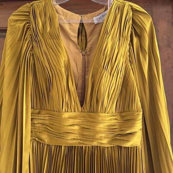 MAC DUGGAL Pleated Charmeuse V Neck Gown With Cape In Chartreuse NWT $598 SZ 8 - Picture 12 of 16